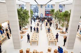Ms ahrendts, the former burberry boss. Warum Apple Seine Laden Zu Town Squares Macht
