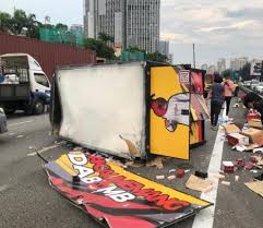 Akhir pekan tiba, pagi menyongsong, matahari perlahan dia terpaksa melakukan itu. Achey Cerita Lori Terbalik Wangian Sugarbomb Bernilai Rm100k Berterabur Atas Jalan Sehari Sebelum Kemalangan Satu Kontena Produk Terbakar Media Hiburan