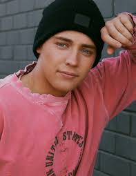 Lee Halley's Instagram, Twitter & Facebook