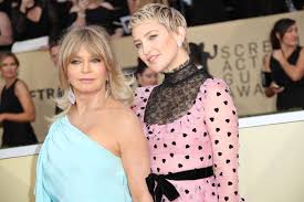 Kate hudson's biological father bill hudson has long been removed from her life, and the actress and new mom considers goldie hawn's longtime love kurt russell to be her dad. Kate Hudson Misses Her Estranged Siblings Everybody S Getting Older