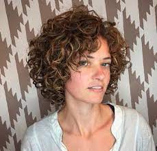 Curly Gym Hairstyles Curly Hairstyles Casual Curly Hairstyles With Weave Curly Hairstyles Emo Cu In 2020 Haarschnitt Lockige Frisuren Kurze Lockige Haare Frisuren
