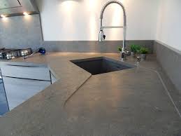 Aménagement de plan de travail marbre sur îlot de cuisine avec plaques de cuisson : Decoupe Evier A La Place Des Rainures Granit Gris Plan De Travail Granit Granit