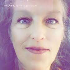 🔗: bit.ly/3DZmWMm Emergency room physician and navy veteran Dr. Sara  Trepanier was walking her dog