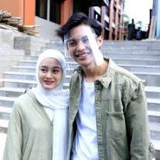 Rizky billar mengucapkan selamat kepada rey mbayang dan dinda hauw yang baru saja melahirkan anak pertama. Rey Mbayang Tahu Dinda Hauw Hamil Usai Cari Test Pack Yang Sudah Dibuang Ke Tempat Sampah Tribunnews Com Mobile