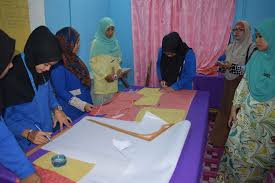 Berbekalkan pengetahuan melalui kursus jahitan dan perniaagaan pakaian yang telah saya usahakan selama lima kos projek tersebut termasuklah pembelian peralatan kilang dan premis kedai, ubahsuai premis, pembelian stok kelulusan : Tekstil Pakaian Ikb