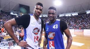 Οι γονείς του δίμετρου νεαρού διέμεναν αρχικά στα σεπόλια και, με εξαίρεση τον πρωτότοκο γιό τους, τον φράνσις, που κάνει καριέρα ποδοσφαιριστή, αποφάσισαν να δώσουν στα παιδιά τους ελληνικά ονόματα (θανάσης, γιάννης. Giannhs Kai 8anashs Antetokoynmpo Sympaiktes Stoys Mpaks Sports Thepressroom Gr