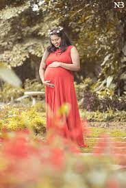 Pin By Divya On Photoshoot In 2021 Indian Maternity Photoshoot Indian Maternity Maternity Photoshoot Poses