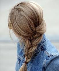 Mille et une idées à essayer avant le fin de l'été. La Tresse Sur Le Cote 10 Coiffures Rapides Et Pratiques Pour Les Vacances Elle