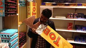 Hasil gambar untuk cara makan coklat yang benar