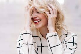 Die haare glätten ohne dabei auf ein glätteisen zurückzugreifen, geht nicht? Schone Haare Uber Nacht So Gelingt Es Active Beauty