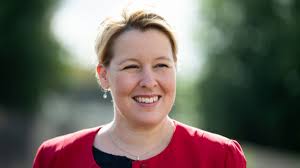 Bundesfamilienministerin franziska giffey gerät wegen ihrer doktorarbeit zunehmend unter druck. Franziska Giffey Privat Rucktritt Wegen Doktorarbeit Diese Diagnose Ruinierte Ihr Den Traumberuf News De
