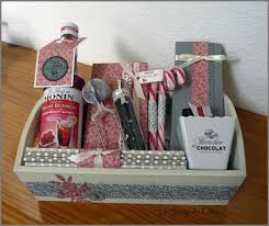 Panier Et Petits Pots Gourmands Le Scrap De Cilea Panier Gourmand Noel Coffrets Cadeaux Faits Maison Cadeau Maison Boîte très originale composée de deux parties de formes triangulaires qui, si elles s'emboîtent et se maintiennent avec le fourreau, donnent un résultat très sympa en forme rectangulaire de sapin de noël. coffrets cadeaux faits maison