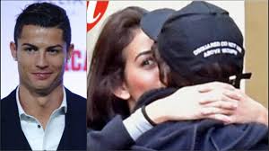 На фоне новостей о предстоящей свадьбе пары неожиданно стало известно, что у роналду родился сын. Krishtianu Ronaldu Zastukali S Devushkoj V Parizhe Youtube