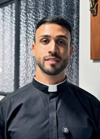 🇧🇷 ✝️ El mundo digital a veces toma caminos bien insólitos. Eso le pasó  al padre João Paulo, un sacerdote de 33 años que brilla en la Parroquia  Nossa Senhora Aparecida, en