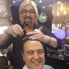 🌟Quien tiene magia no necesita trucos..⭐ 🌟Dia del peluquero,profesion que  empezó en mi hace ya hace unos años y que llevo adelante con amor y pasion.  🌟Que me llevo a lugares que