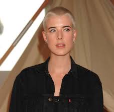 Sinead o'connor revealed more details of why she tore up a photo of the pope on snl. getty images. Oben Ohne Schone Frauen Mit Raspelkurzen Haaren Bilder Fotos Welt