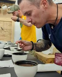 🥳 Wir haben tolle Neuigkeiten für dich: Daniel Schön von @schoenkaffee und  ich @coffeeteller_wiesbaden sind eine tolle Kaffee-Kooperation eingegangen:  Ab sofort kannst du meinen beliebten Einsteiger- und Fortgeschrittenen-Kurs  auch bei Schön Kaffee