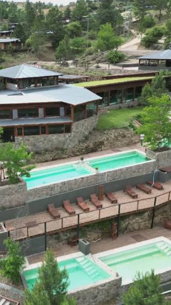 NUEVO SPA DE MONTAÑA EN CÓRDOBA! ⛰️🥰 En El Durazno de Calamuchita inauguró SPA TERMAS DEL SOL 🌿 @spatermasdelsol . 22 piletas climatizadas artificialmente escalonadas en la montaña. Tienen una pileta interior
