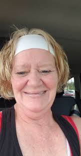 Hi I hope all of you have wonderfull day ❤ After work my hoomans took me to  jolibee 🤤🤤 to buy our dinner 😊 look im smiling am I handsome??