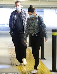 The pair had been dating since 2018, and got engaged in november 2020. Matthew Perry 51 And Fiancee Molly Hurwitz 29 Are Seen Together For First Time Since Engagement Aktuelle Boulevard Nachrichten Und Fotogalerien Zu Stars Sternchen