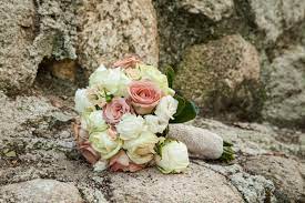 Su dawanda trovi fiori in stoffa e roselline in raso fatte l'organza è un tessuto stupendo per creare eleganti decorazioni floreali. Come Realizzare Un Bouquet Sposa Fai Da Te E Incantevole
