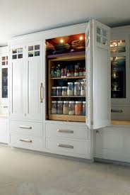 En la construcción de madera, el sistema timber frame es la técnica constructiva más difundida, permitiendo gran libertad de expresión arquitectónica. Larder With Fold Back Doors Multiple Drawers Illuminated Shelving In Glass And Sliding Front Racks Kitchen Interior Shelving Larder