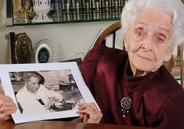Entrambi i genitori, molto colti, spinsero sempre i figli verso lo studio, la cultura e la continua ricerca intellettuale. Torino L Addio Alla Montalcini Famiglia Cristiana