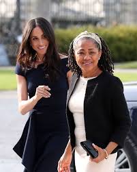 Prince harry and meghan markle: Meghan Markle Aparece Por Ultima Vez Antes De La Boda Acompanada Por Su Madre Meghan Markle Estilo Meghan Markle Principe Harry