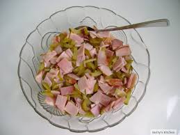 Ciupercile se scurg se zeama, apoi se taie marunt. SalatÄƒ De Paste Cu SuncÄƒ Si CastraveÅ£i MuraÅ£i Betty S Kitchen