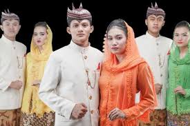 Yuk intip beberapa model dan gaya pakaian adat yang bakalan trend di 2019, supaya penampilan kamu. Pakaian Adat Jawa Timur Nama Keunikan Gambar