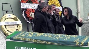 Öldür beni sevgilim isimli 2019 yapımı filmde seda bakan ile başrolde yer alan ünlü şarkıcı, ayrıca o ses türkiye yarışmalarıyla da ekranda sık sık yer alan bir isim. Milli Voleybolcu Meryem Boz Un Babasi Son Yolculuguna Ugurlandi Eskisehir Dailymotion Video