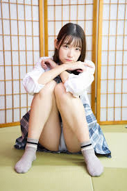 波崎天結 体育座りをしているプリスカ制服画像