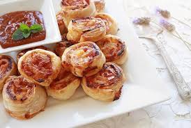Chaque Soir Dans Tous En Cuisine M6 Cyril Lignac Concocte En Direct De Savoureux Mets Dont Lui Seul A Le Secret Zoom S Pizza Roulee Recette Idee Recette
