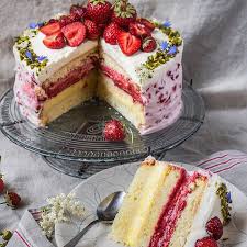 Ein stück obstkuchen mit pflückfrischen früchten zum kaffee ist sommergenuss pur! Schwedische Erdbeertorte Midsommar In Schweden Kuchen Und Torten Rezepte Kuchen Und Torten Leckere Torten