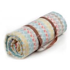 Wenn es ihnen sehr wichtig ist, dass sie nicht auf kaltem boden sitzen, dann sollten sie auf eine gute isolierung achten. 8 Picknickdecken Ideen Picknickdecken Picknickdecke Decke