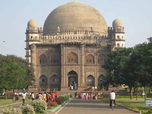 This is the Gumbaz in Srirangapatna, Karnataka, India. 🇮🇳 It is the mausoleum of Tipu Sultan, the ruler of the Kingdom of Mysore.