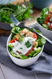 Erfrischende Gyros Salat Bowl Sommerlicher Salat Fur Heisse Tage Rezept Gyros Leckere Salate Lecker