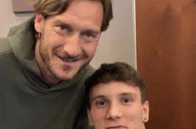 È il padre dello sportivo, franco, a ricordarlo su facebook postando una fotografia di manuel con un tatuaggio sul. Totti Incontro A Torino Con Manuel Bortuzzo Il Padre Del Nuotatore Daje Foto Forzaroma Info