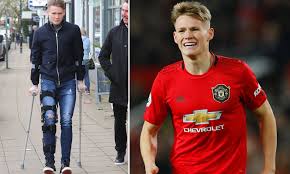 Scott mctominay's official manchester united player profile includes match stats, photos, videos, social media, debut, latest news and updates. Manchester United Midfielder Scott Mctominay Seen Wearing Knee Brace Daily Mail Online