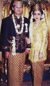 Tidak hanya pakaian berdasarkan status sosial saja tetapi juga pakaian untuk acara formal dan pakaian pernikahan. Pakaian Adat Jawa Barat 4 Hal Terkait Busana Tradisional Suku Sunda