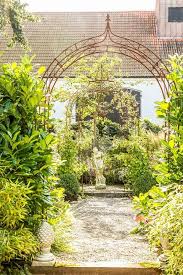 Kolla In Den Vackra Tradgarden Som Liknar En Slottspark Vackra Tradgardar Prydnadsgras Tradgard