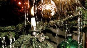 Ich glaube nicht, dass es dafür deutschlandweit verbindliche traditionen gibt. Ernstes Und Skurriles Rund Um Den Alpinen Weihnachtsbaum O Tannenbaum Lametta Syndrom Das Rucksackradio Berge Br De