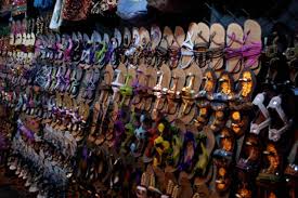 Tulsi baug is a chaotic market that sells anything from earthenware and sarees to some exotic jewellery. Pune Shopping Pune Market Shopping Places In Pune