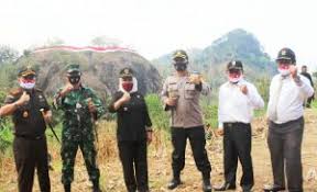 Festival bendera kali ini mengusung tema bangkitlah negeriku, bangkitlah kreativitas bangsa menuju indonesia maju. Dandim Bojonegoro Ikuti Pembentangan Bendera Merah Putih Sepanjang 75 Meter Diatas Gunung Watu Krondonan Kodim 0813 Bojonegoro