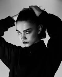 For this, the hair is cut on a sharp angle so it is longer at the front and shorter at the back. Pin De Boss Rhusuwankul Em People Fotografia Rosto Ideias Para Ensaio Fotografico Ensaio Fotografico De Beleza