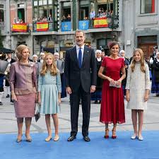 Operación conjunta entre agencia tributaria, policia nacional y guardia civil. Si Tienes Una Boda A La Vista Letizia Ortiz Tiene El Vestido Rojo Midi De Vuelo Y Con Manga Corta Que Te Convertira En La Invitada Mas Elegante