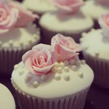Cupcakes De Vainilla Con Betun De Mantequilla Y Fondant Cupcake Cakes Desserts Food