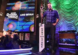 Luke Bryan Scores 19th No 1 Hit With Light It Up Luke Bryan Luke Country Music