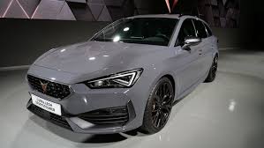 The cupra leon r st packs a 300hp punch paired with bags of grip making it great fun but, if you want the biggest boot possible, there are better hot estate cars. Neuer Cupra Leon Kommt Als E Hybrid Phev Und Als Tsi Autogefuhl