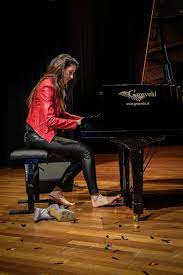 Iris hond speelt woensdag 15 april om 12:30 prachtige werken van einaudi en een 'muzikale brief in deze dromerige concertgebouw sessions speelt iris hond ludovico einaudi's nuvole bianche in de. Iris Hond Irishond Twitter